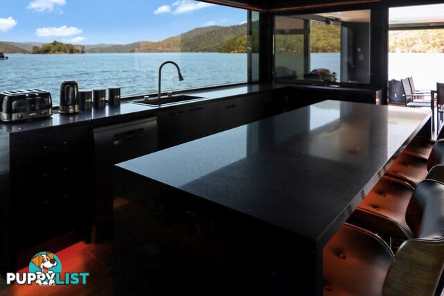 ENVY Houseboat Holiday Home on Lake Eildon