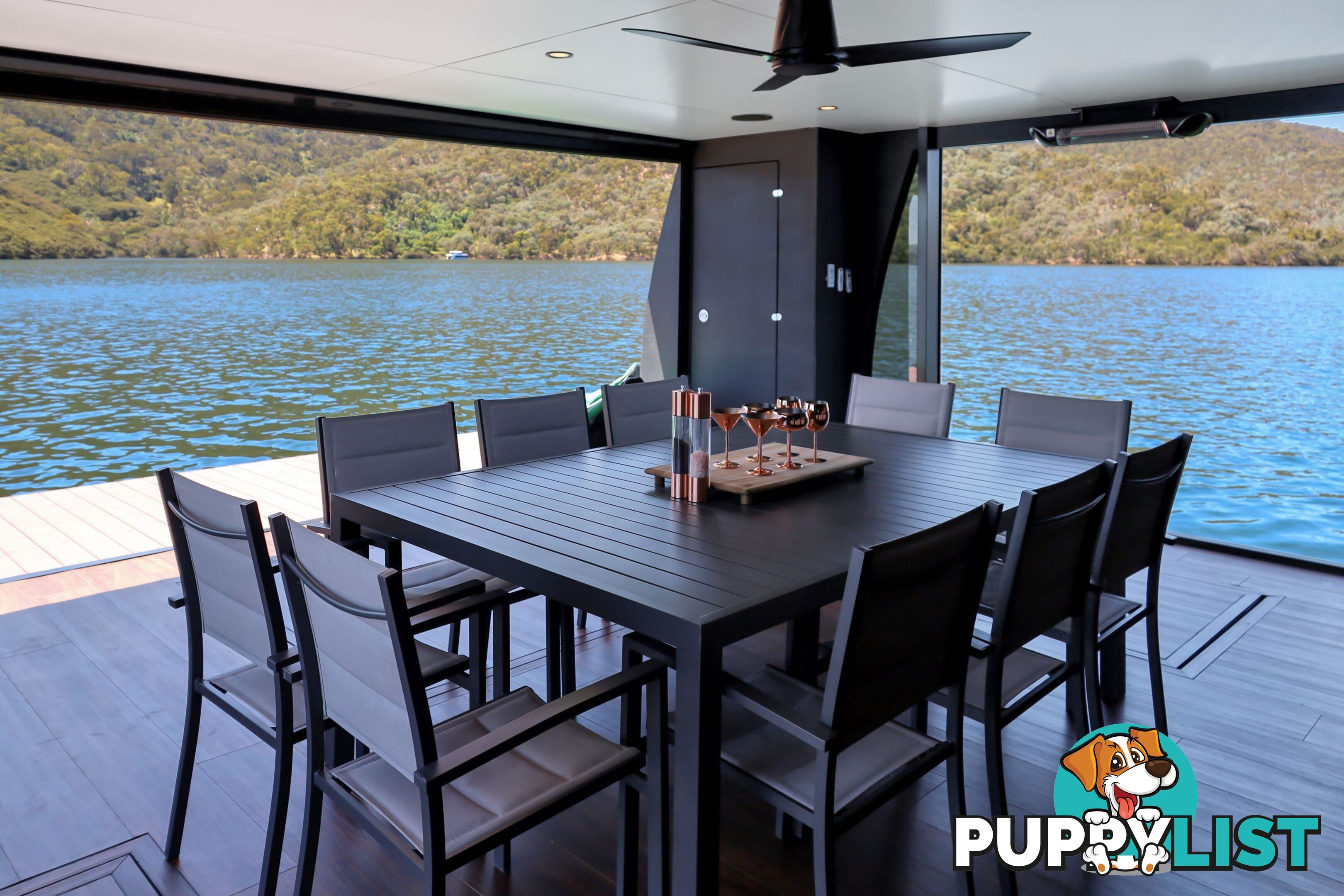 ENVY Houseboat Holiday Home on Lake Eildon