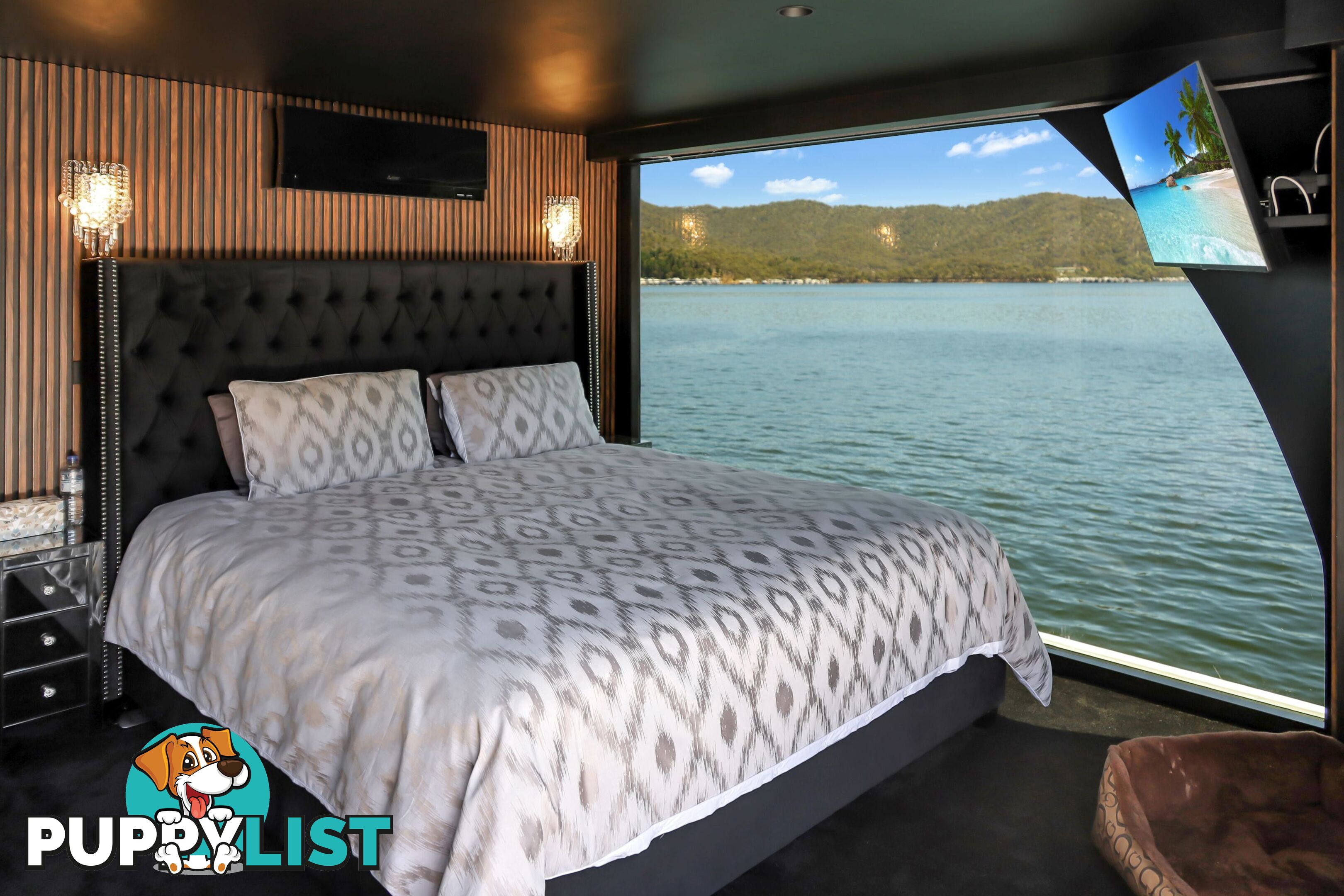 ENVY Houseboat Holiday Home on Lake Eildon