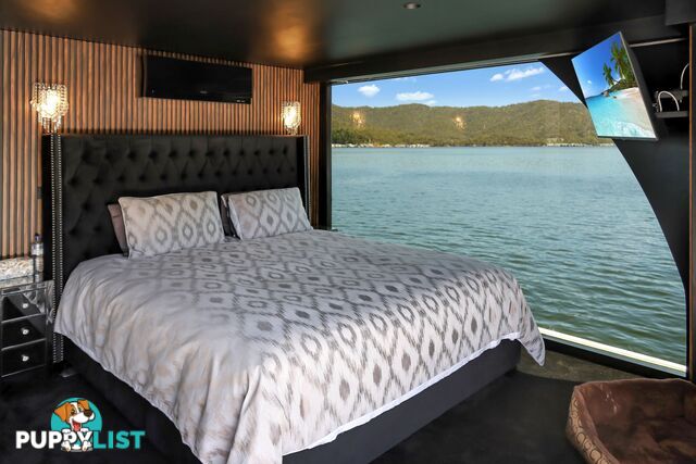 ENVY Houseboat Holiday Home on Lake Eildon