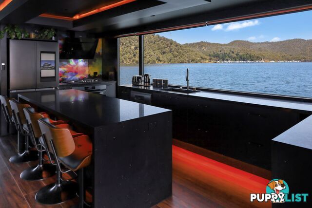 ENVY Houseboat Holiday Home on Lake Eildon