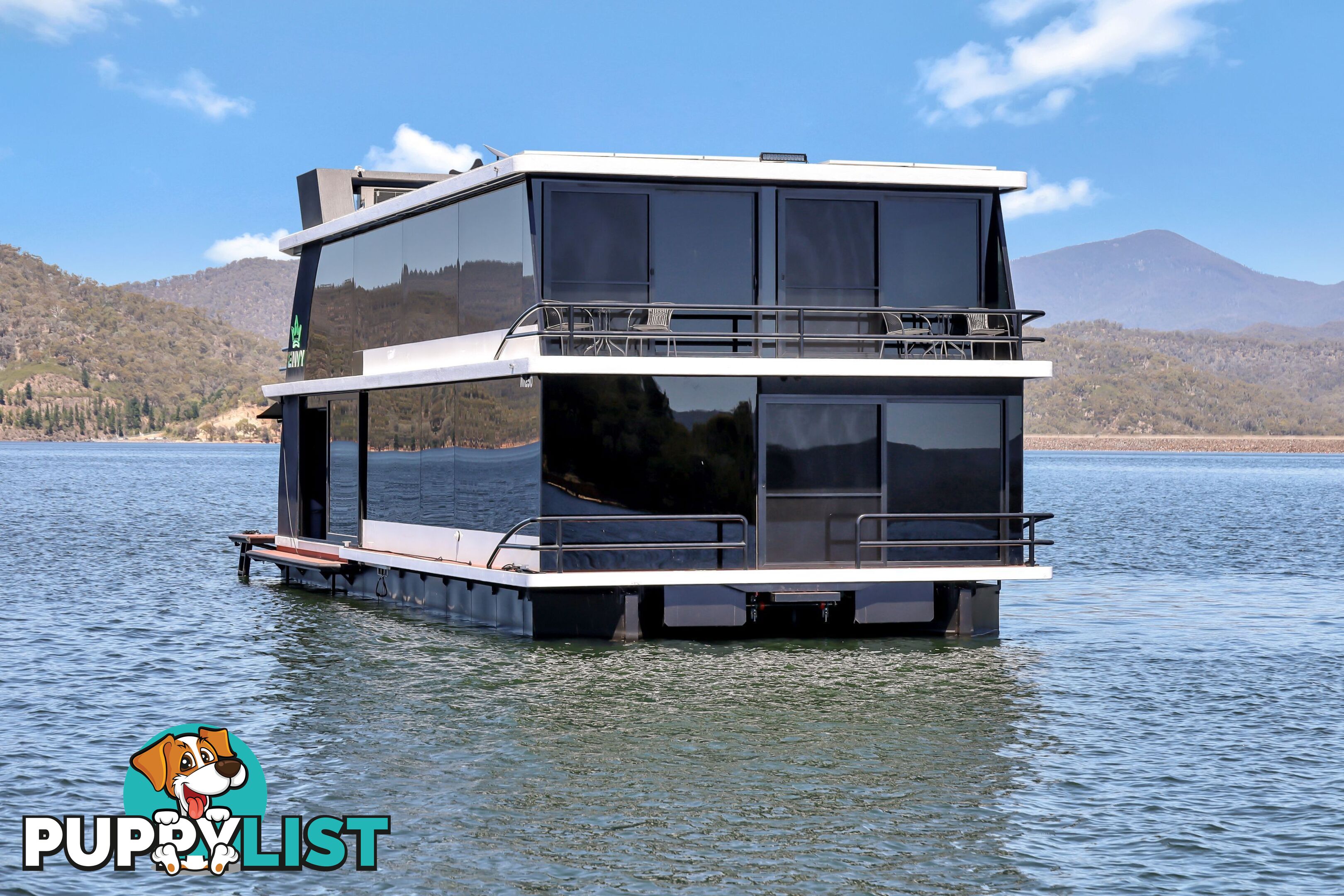 ENVY Houseboat Holiday Home on Lake Eildon