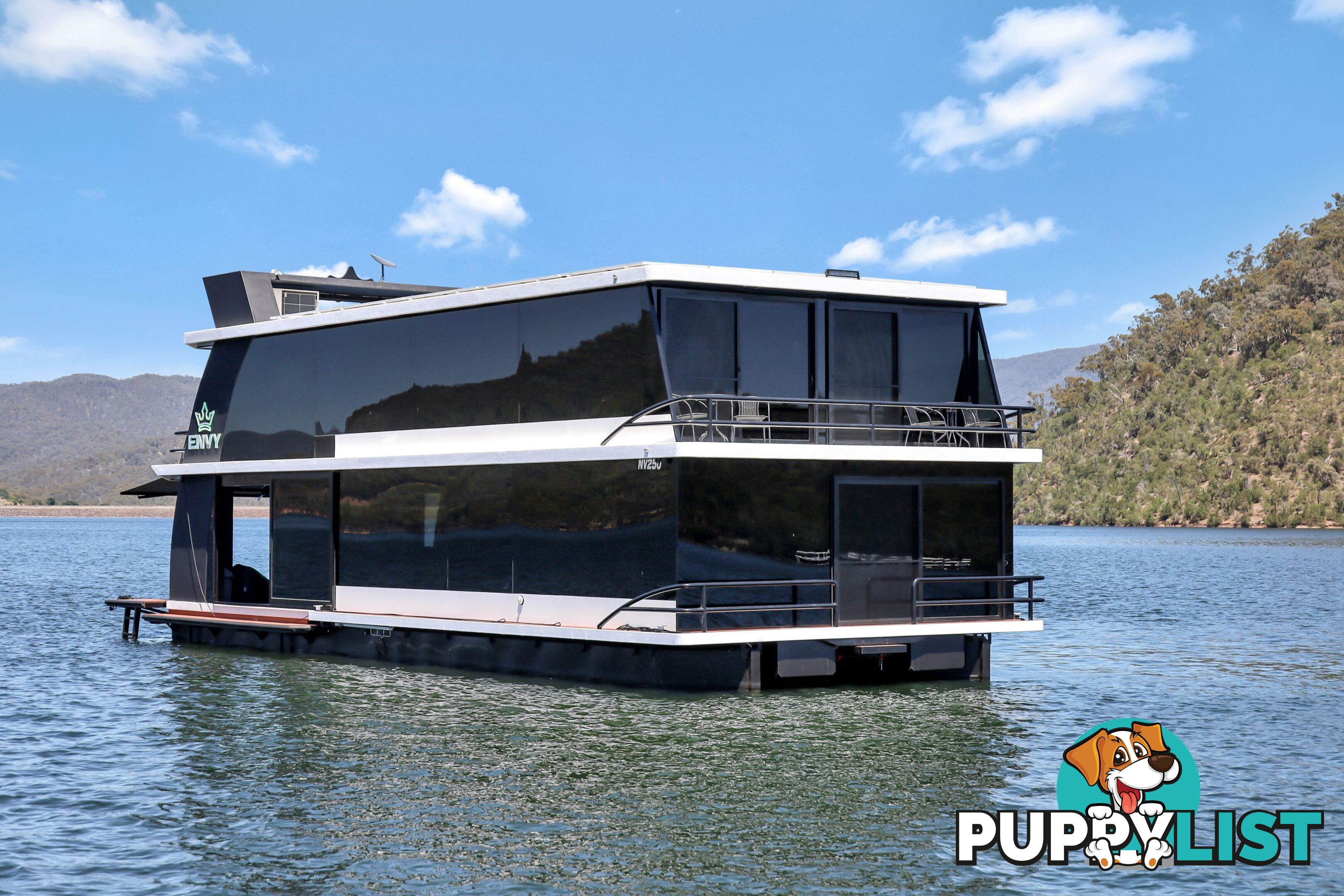 ENVY Houseboat Holiday Home on Lake Eildon