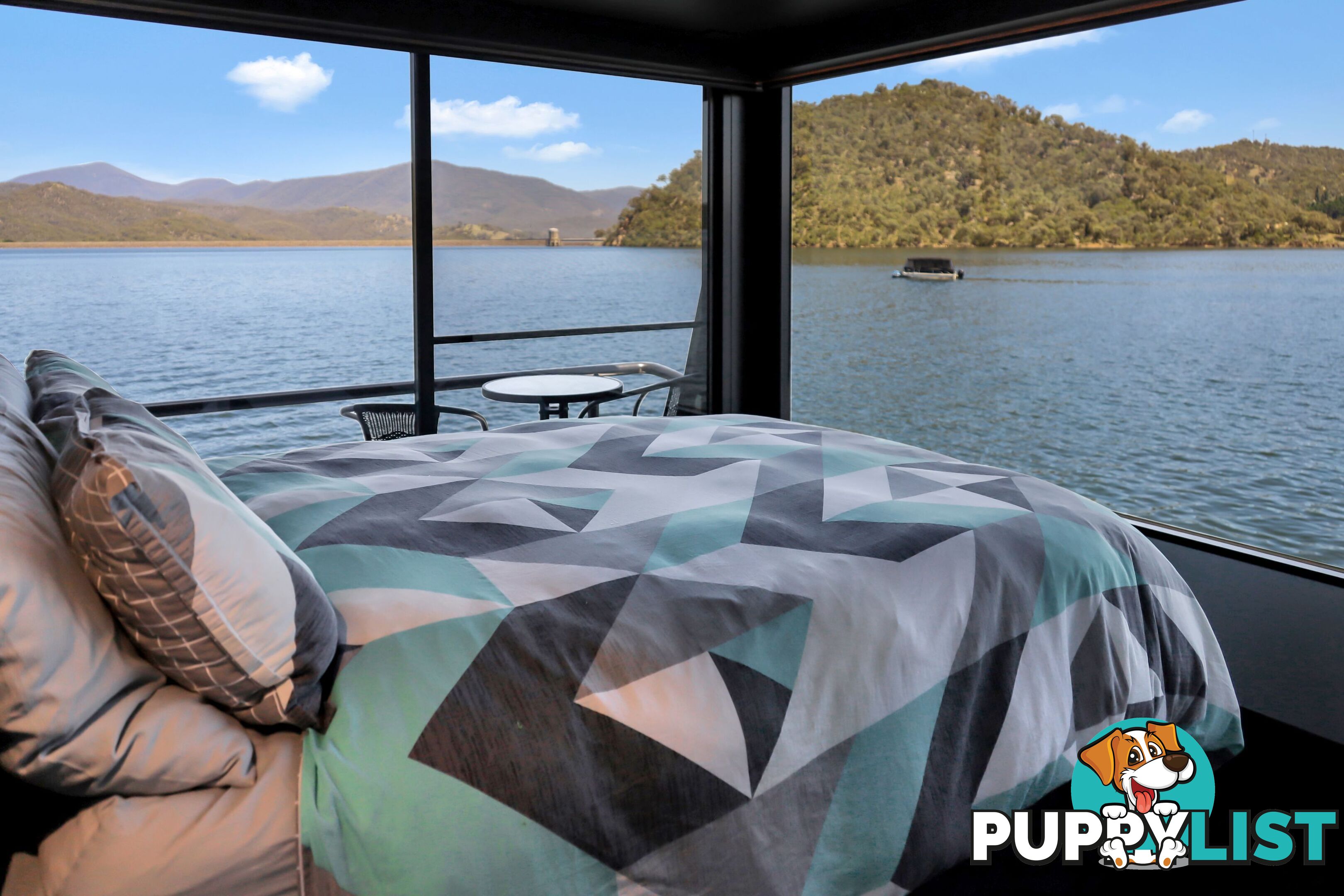 ENVY Houseboat Holiday Home on Lake Eildon