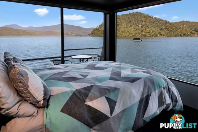 ENVY Houseboat Holiday Home on Lake Eildon