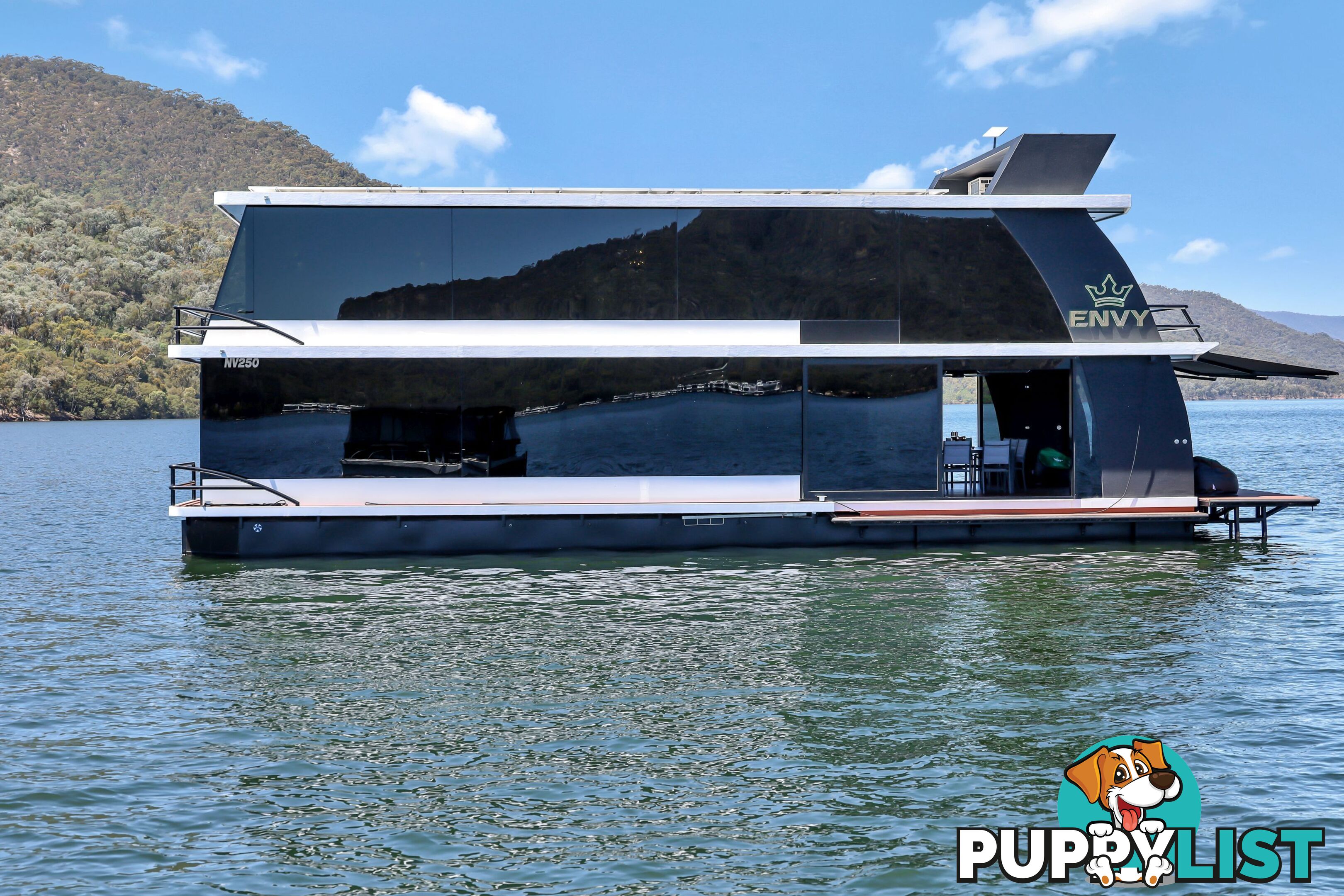 ENVY Houseboat Holiday Home on Lake Eildon