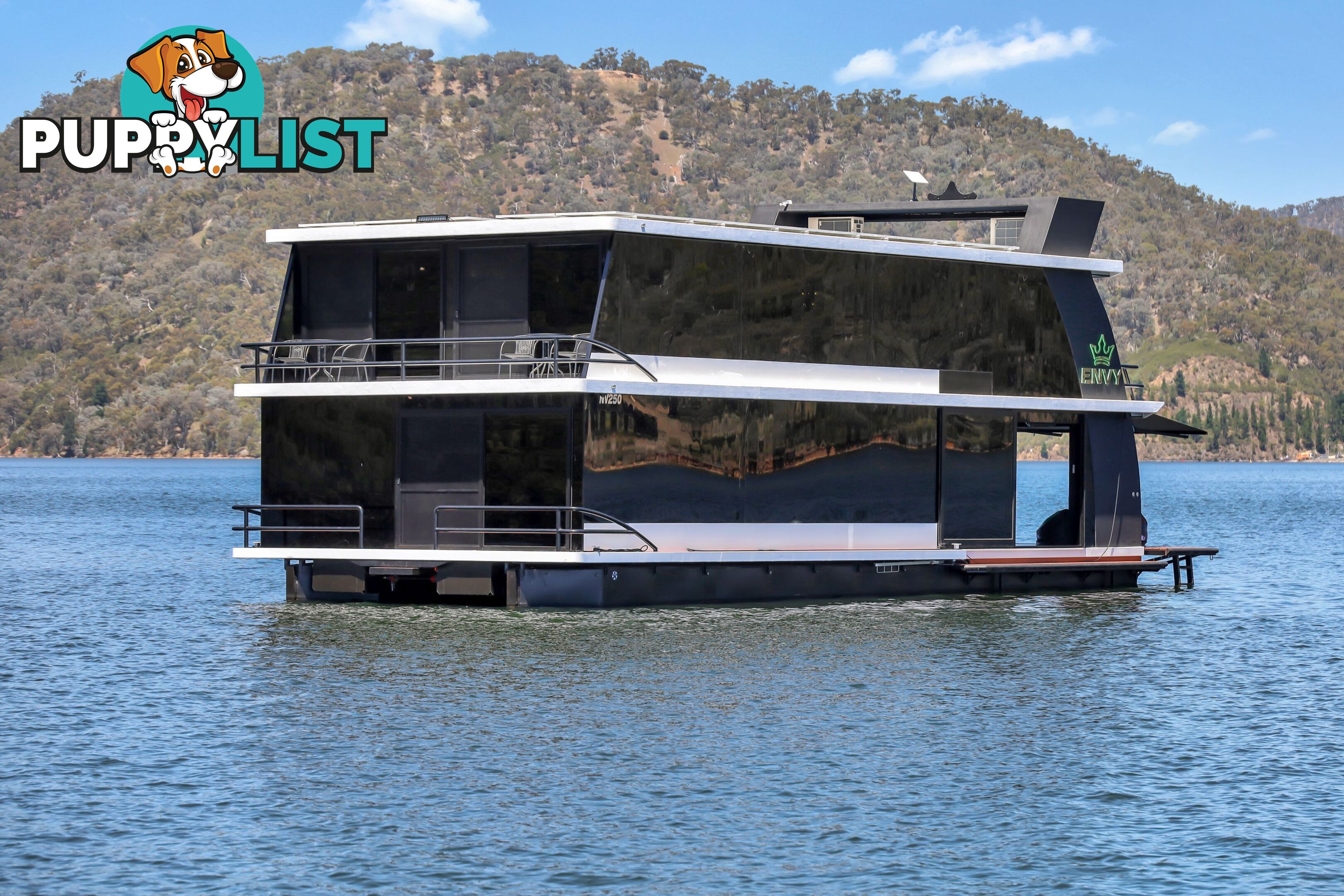 ENVY Houseboat Holiday Home on Lake Eildon