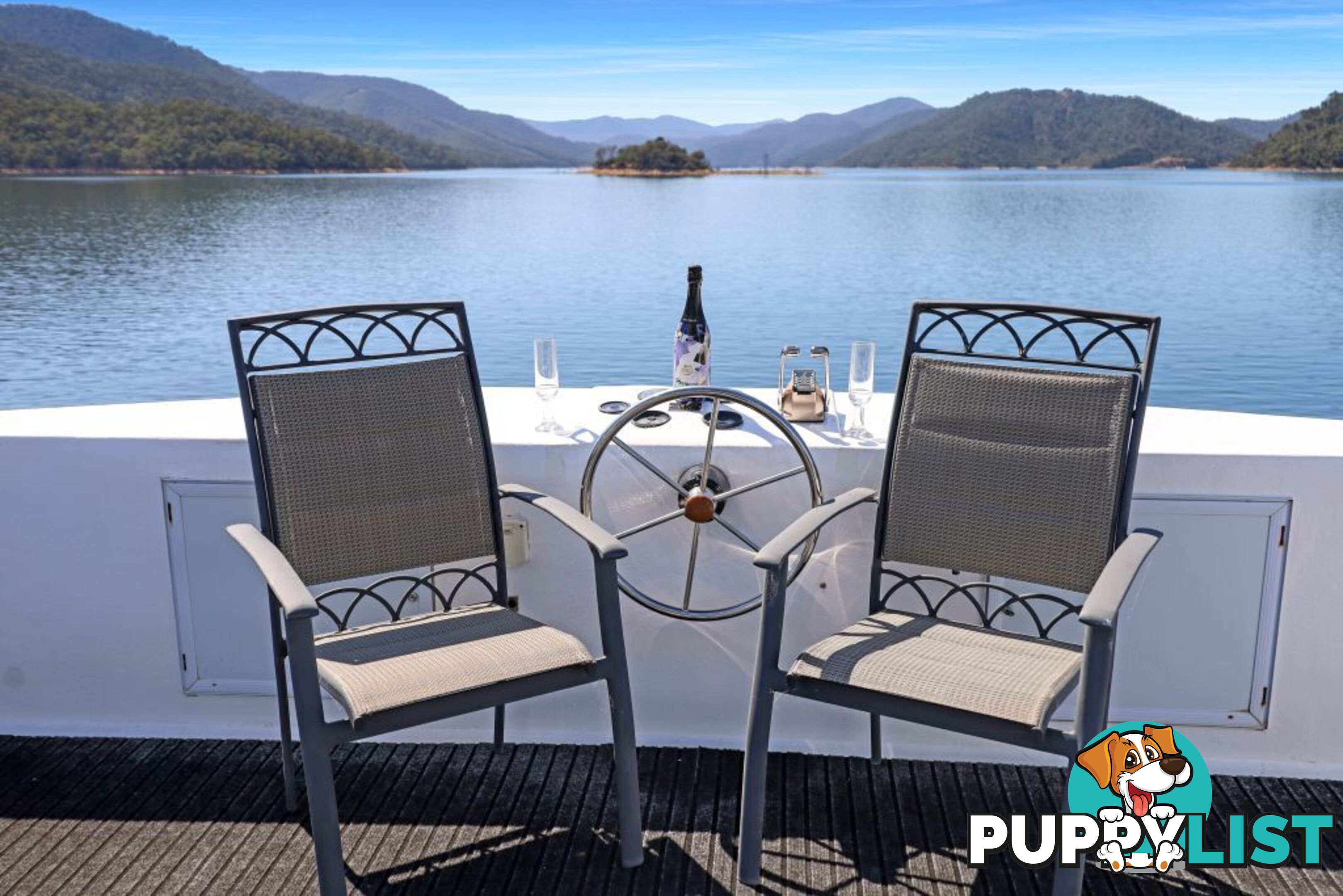 Xtreme Houseboat Holiday Home on Lake Eildon