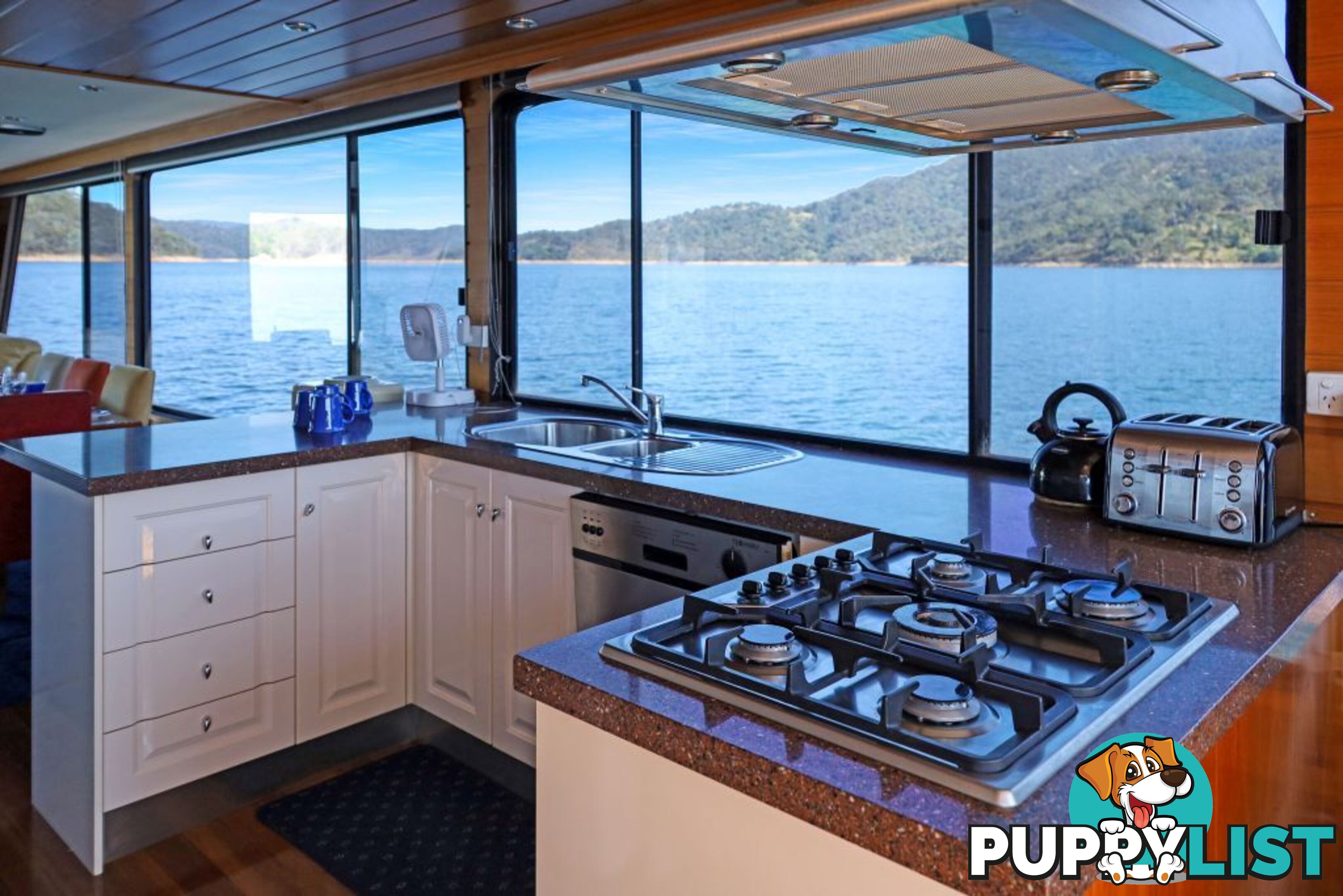 Xtreme Houseboat Holiday Home on Lake Eildon