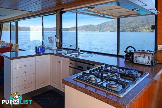 Xtreme Houseboat Holiday Home on Lake Eildon