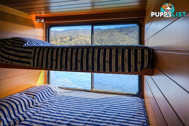 Xtreme Houseboat Holiday Home on Lake Eildon