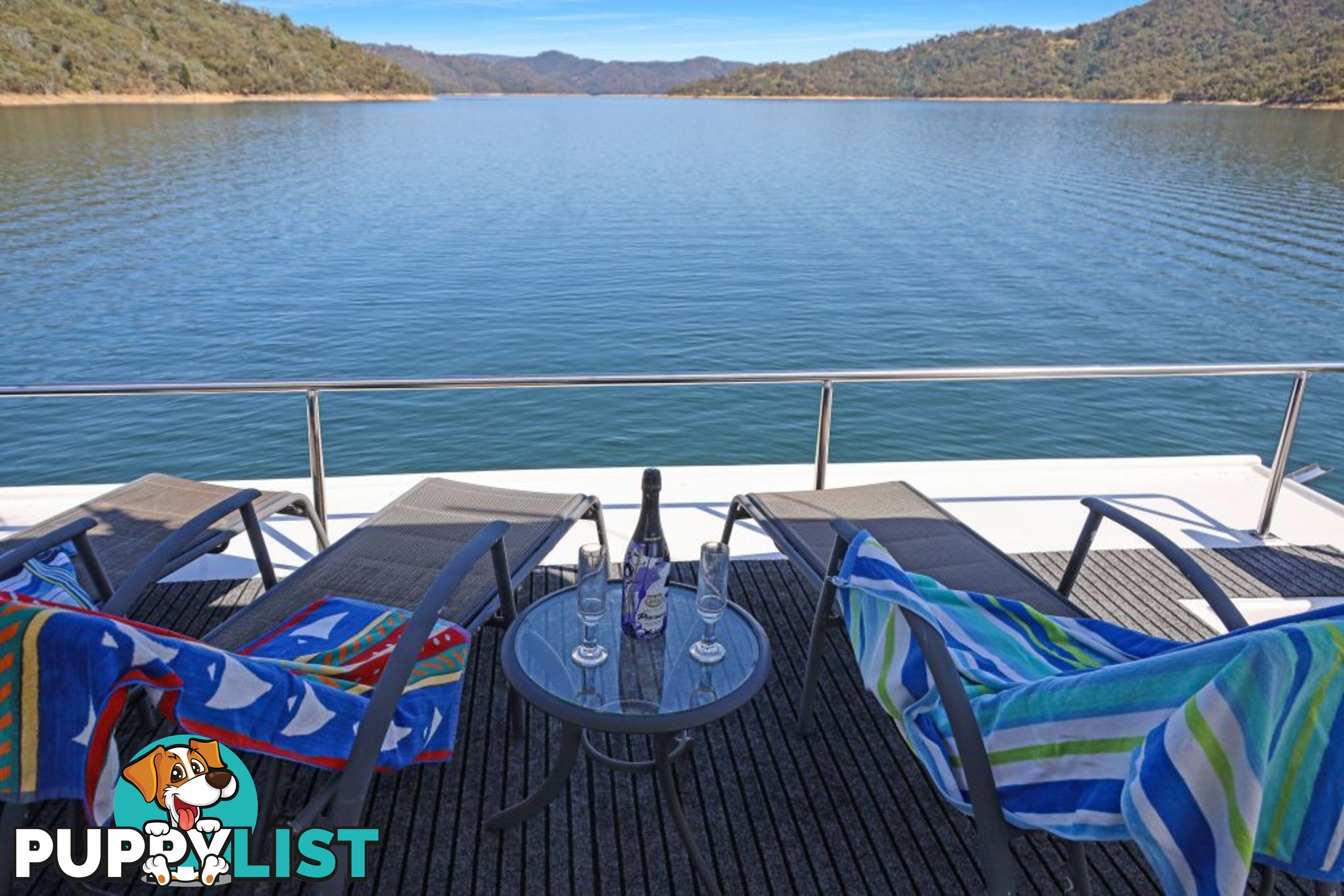 Xtreme Houseboat Holiday Home on Lake Eildon