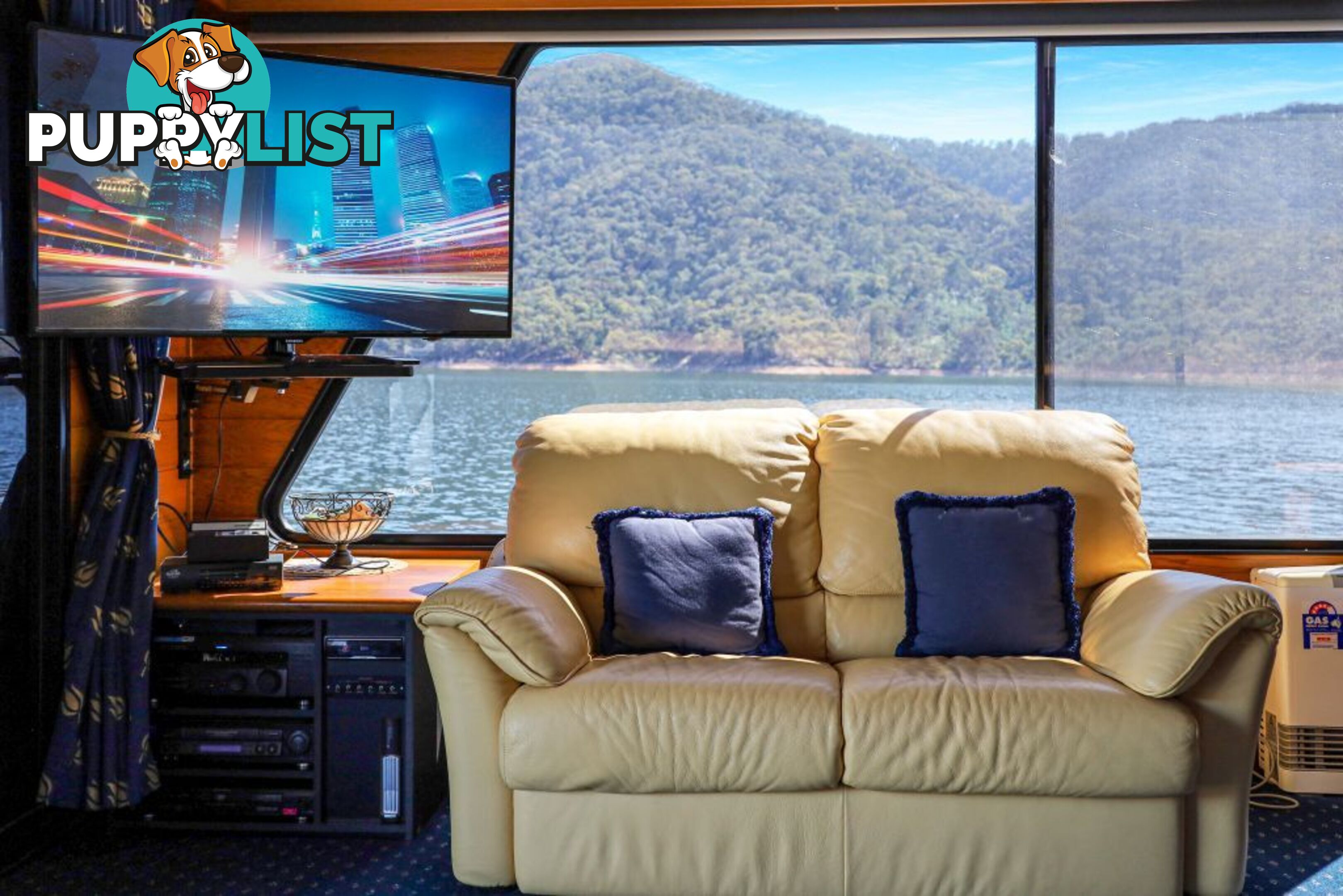 Xtreme Houseboat Holiday Home on Lake Eildon