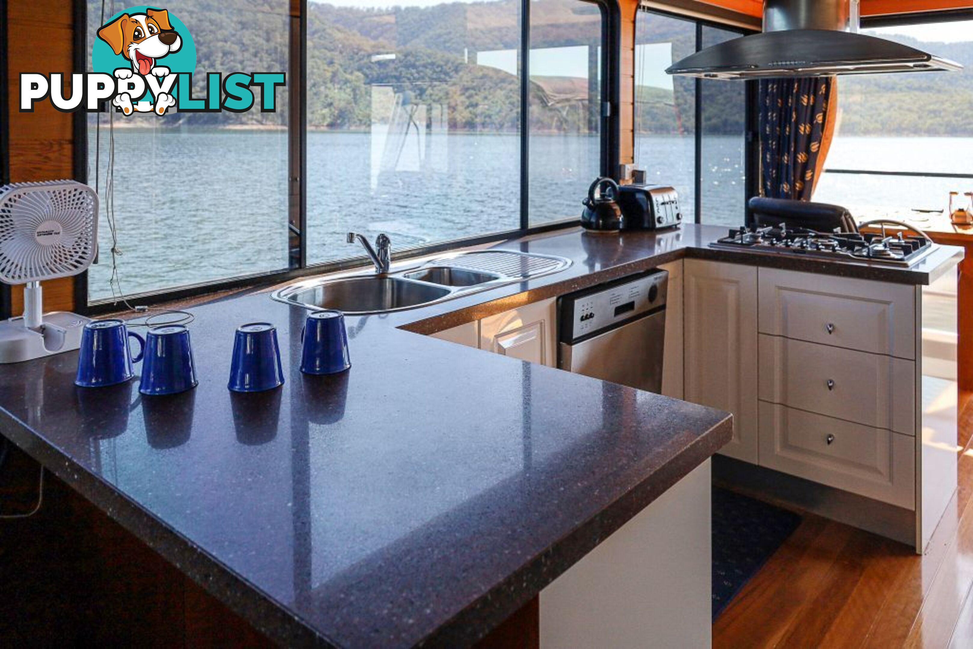 Xtreme Houseboat Holiday Home on Lake Eildon