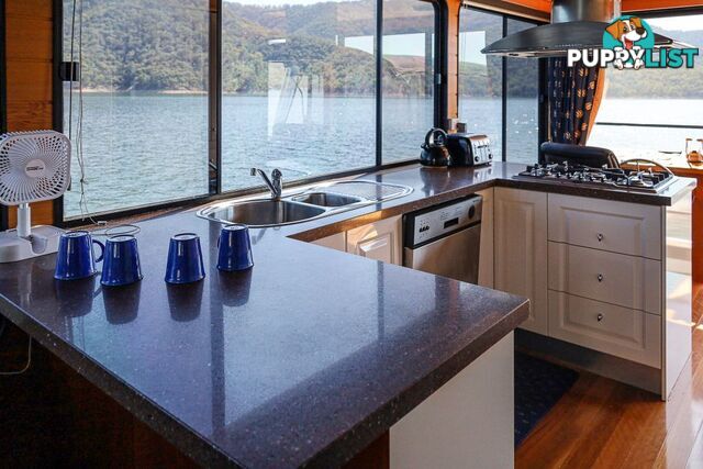 Xtreme Houseboat Holiday Home on Lake Eildon