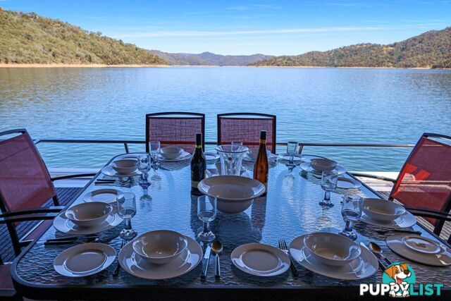 Xtreme Houseboat Holiday Home on Lake Eildon