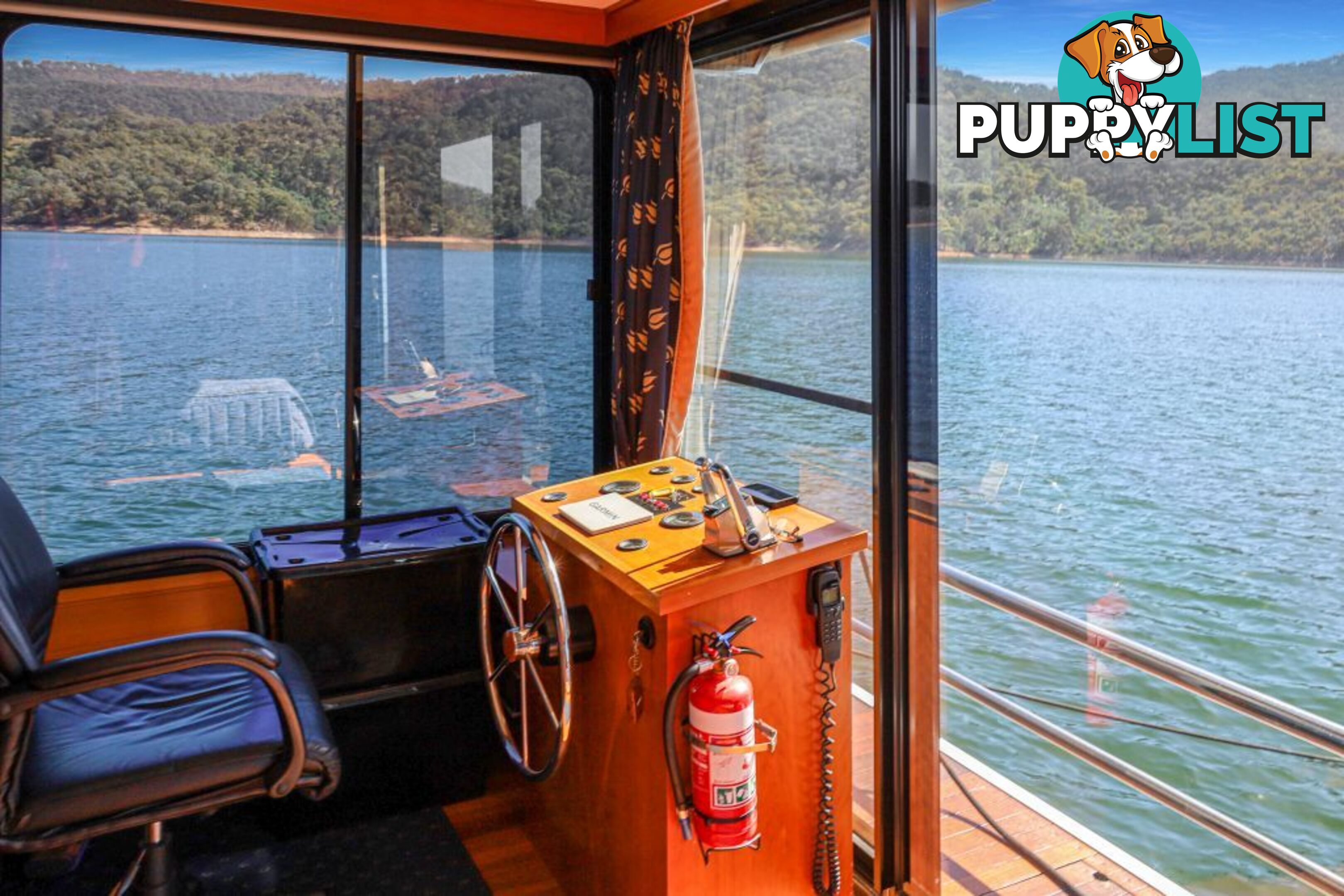 Xtreme Houseboat Holiday Home on Lake Eildon