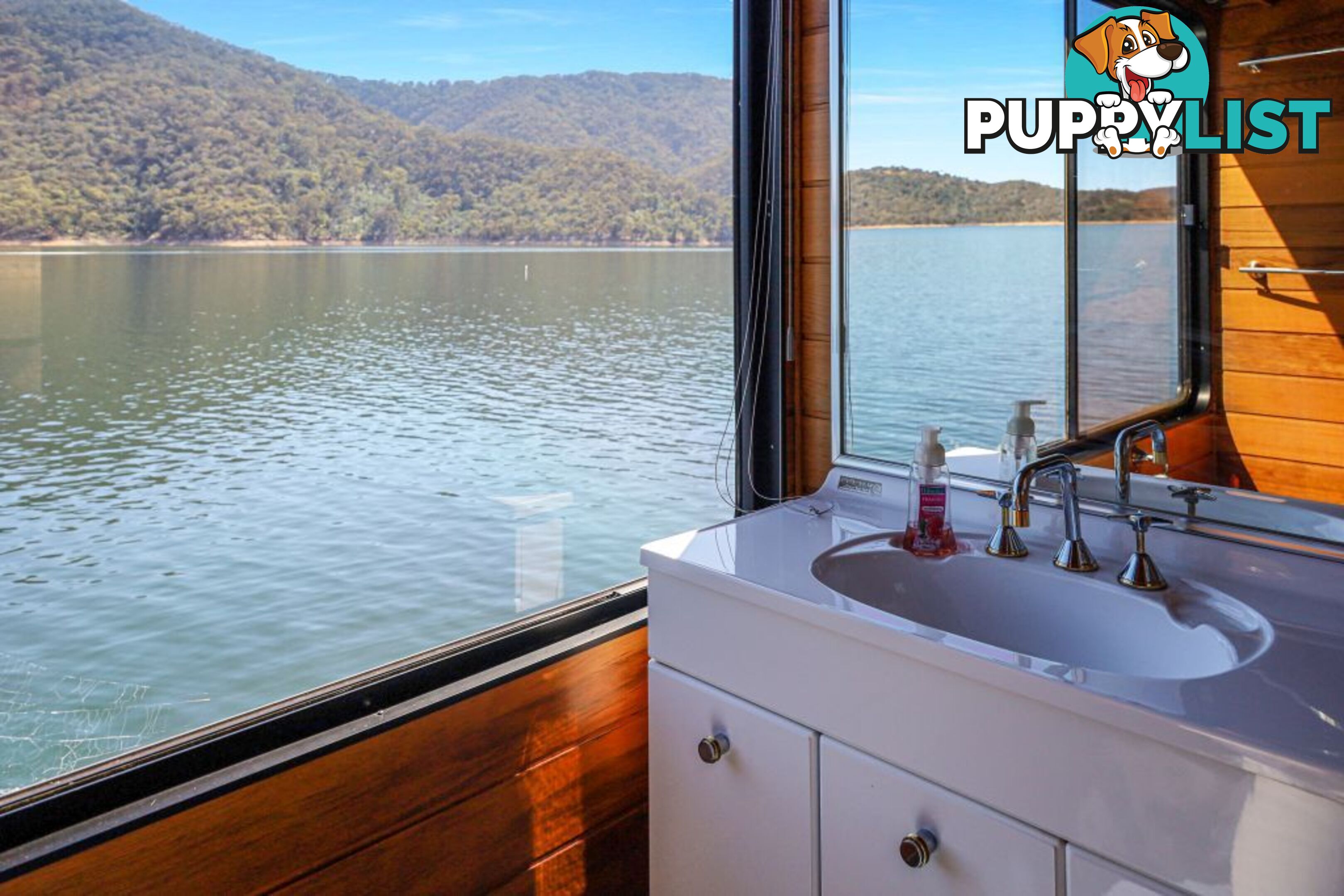 Xtreme Houseboat Holiday Home on Lake Eildon