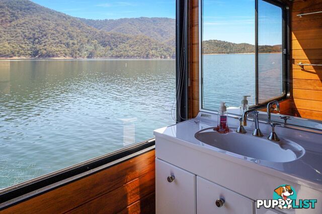 Xtreme Houseboat Holiday Home on Lake Eildon