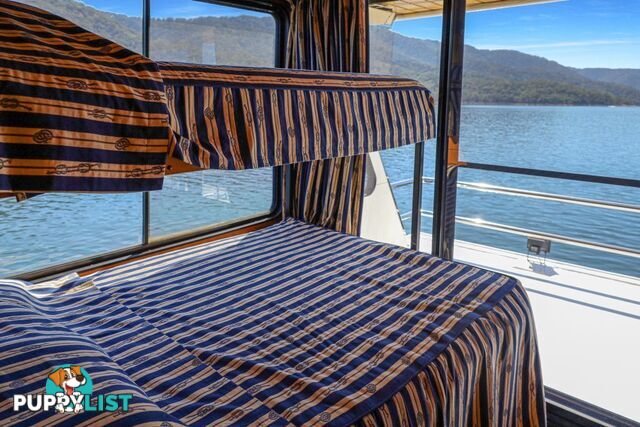 Xtreme Houseboat Holiday Home on Lake Eildon