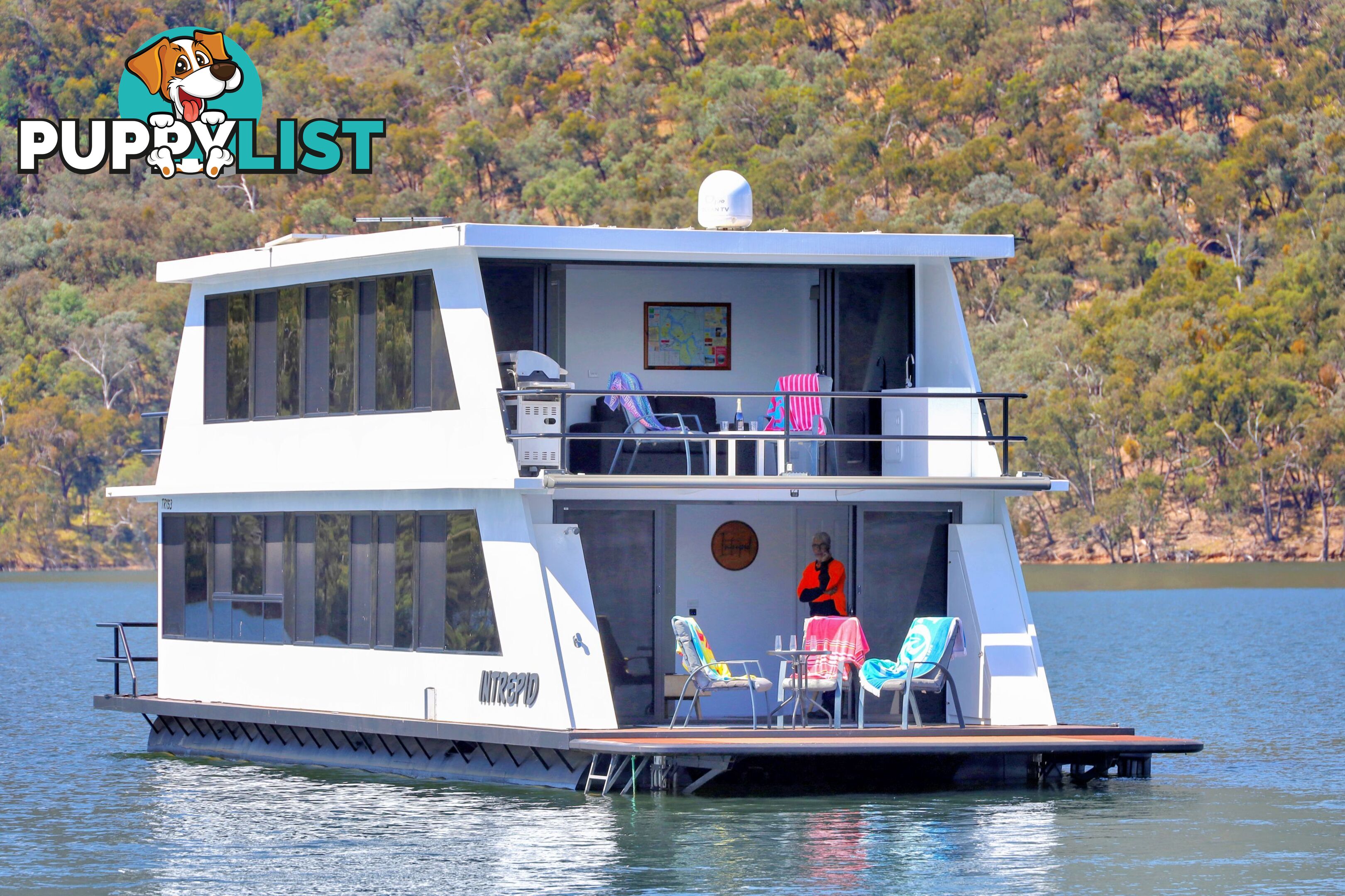 Intrepid Houseboat Holiday Home on Lake Eildon