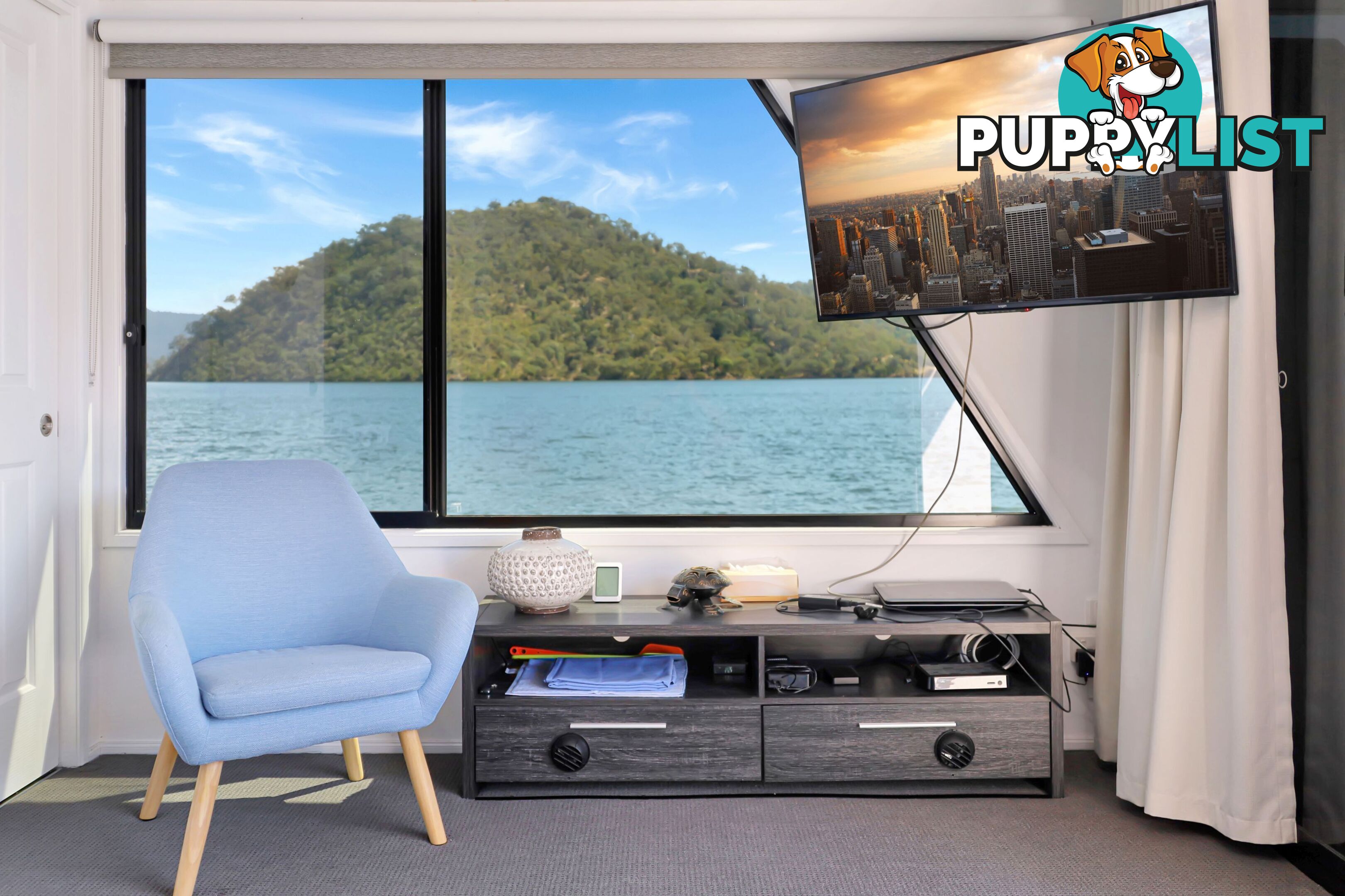 Intrepid Houseboat Holiday Home on Lake Eildon