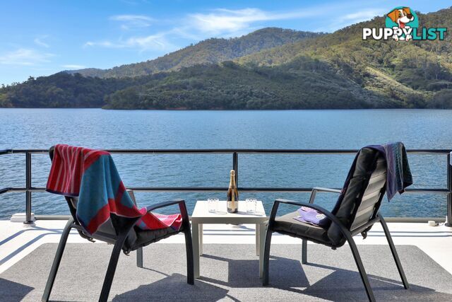 Intrepid Houseboat Holiday Home on Lake Eildon