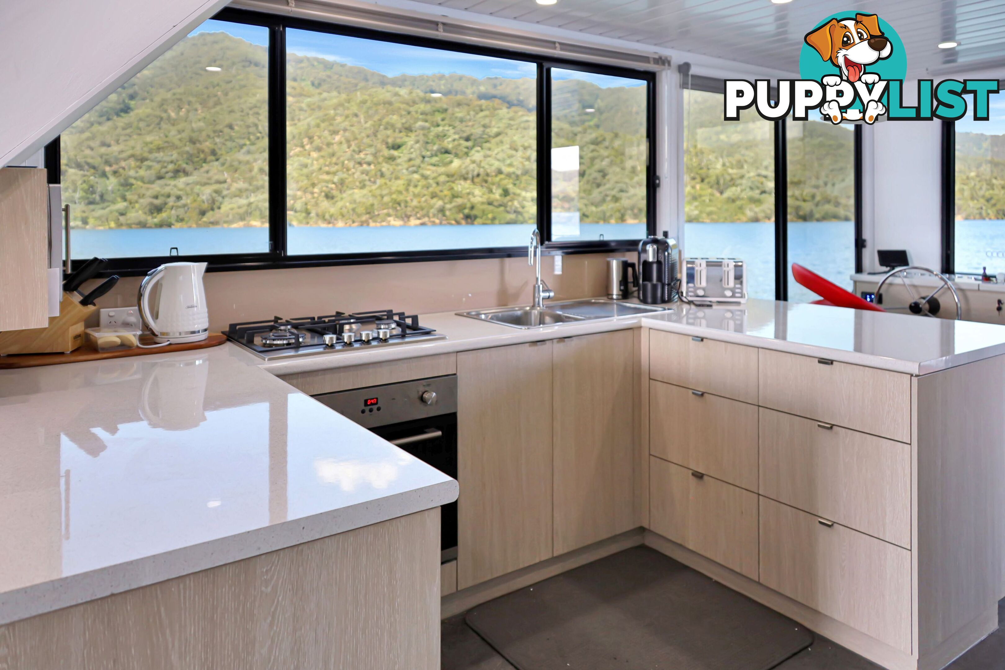 Intrepid Houseboat Holiday Home on Lake Eildon