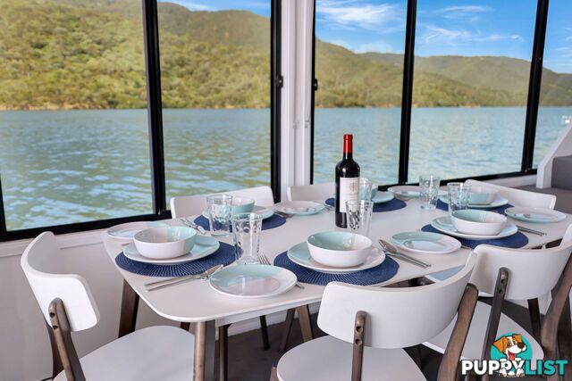 Intrepid Houseboat Holiday Home on Lake Eildon