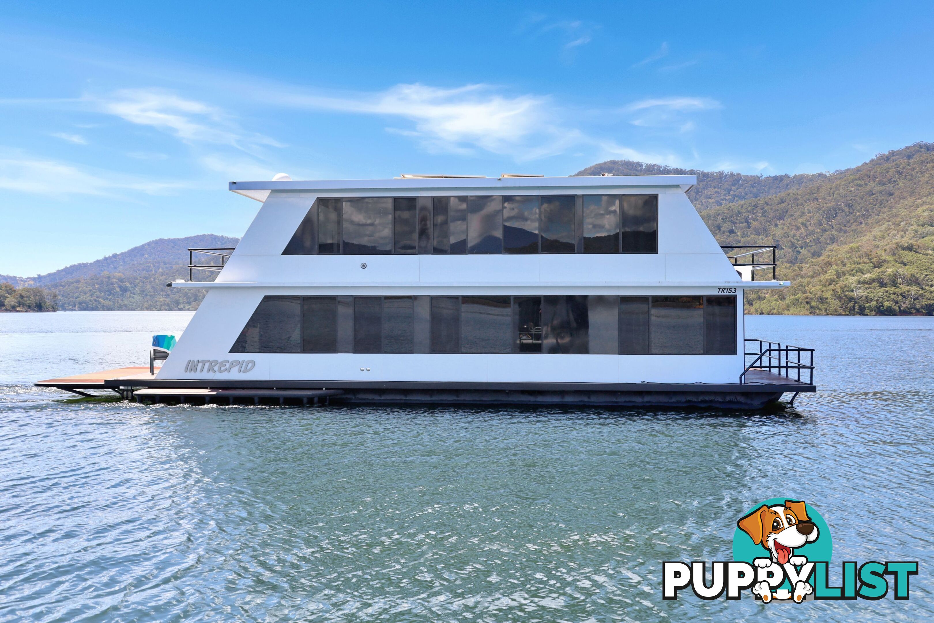 Intrepid Houseboat Holiday Home on Lake Eildon