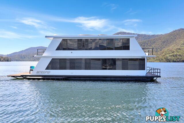 Intrepid Houseboat Holiday Home on Lake Eildon