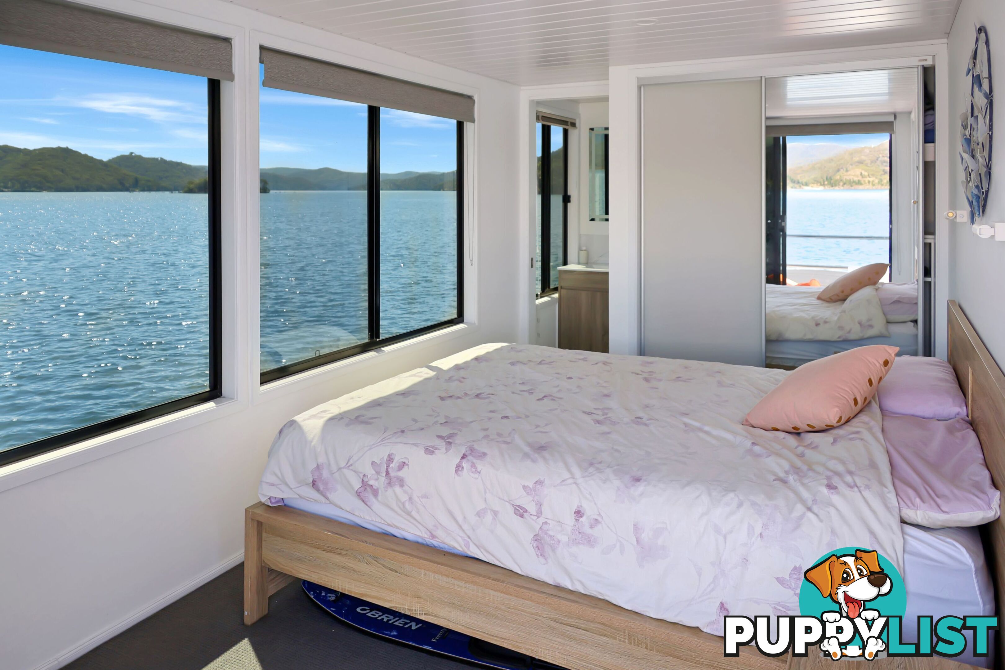 Intrepid Houseboat Holiday Home on Lake Eildon