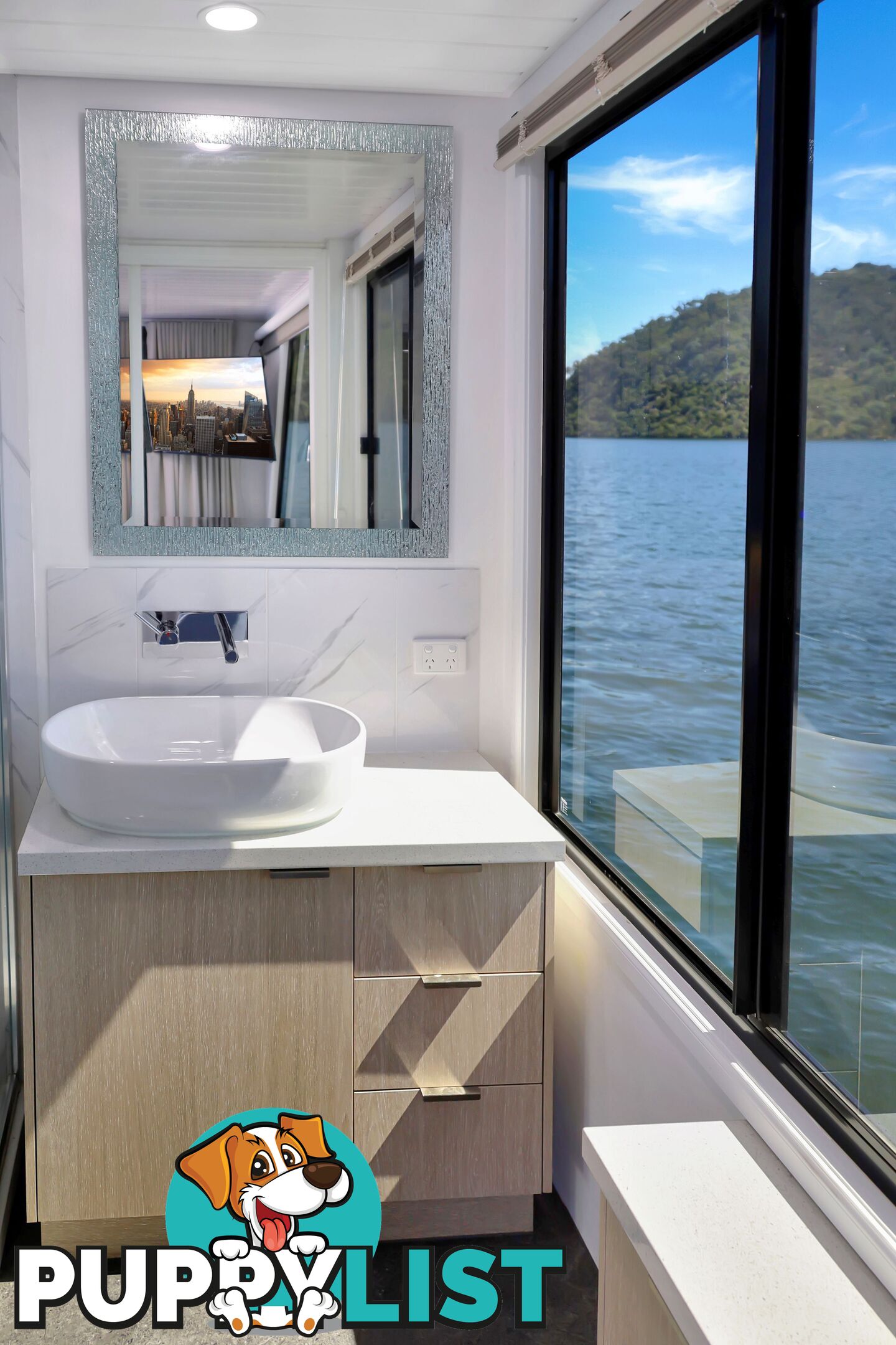 Intrepid Houseboat Holiday Home on Lake Eildon