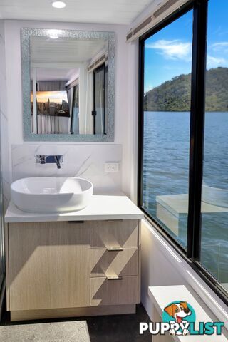 Intrepid Houseboat Holiday Home on Lake Eildon