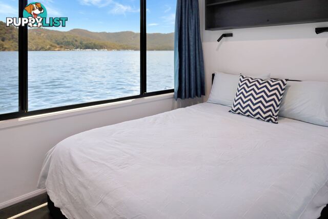 Intrepid Houseboat Holiday Home on Lake Eildon