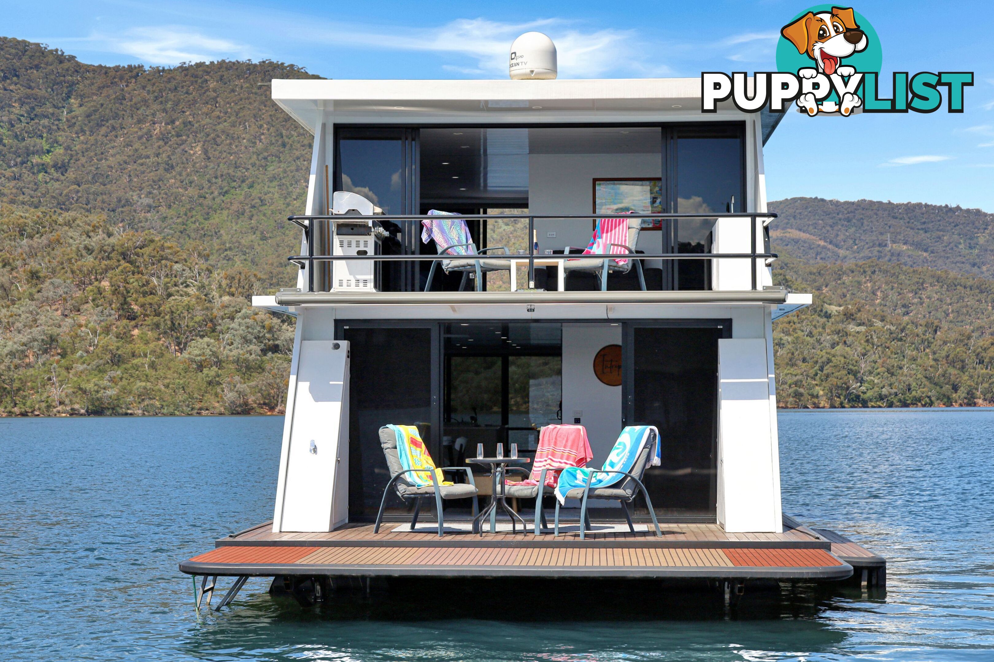 Intrepid Houseboat Holiday Home on Lake Eildon