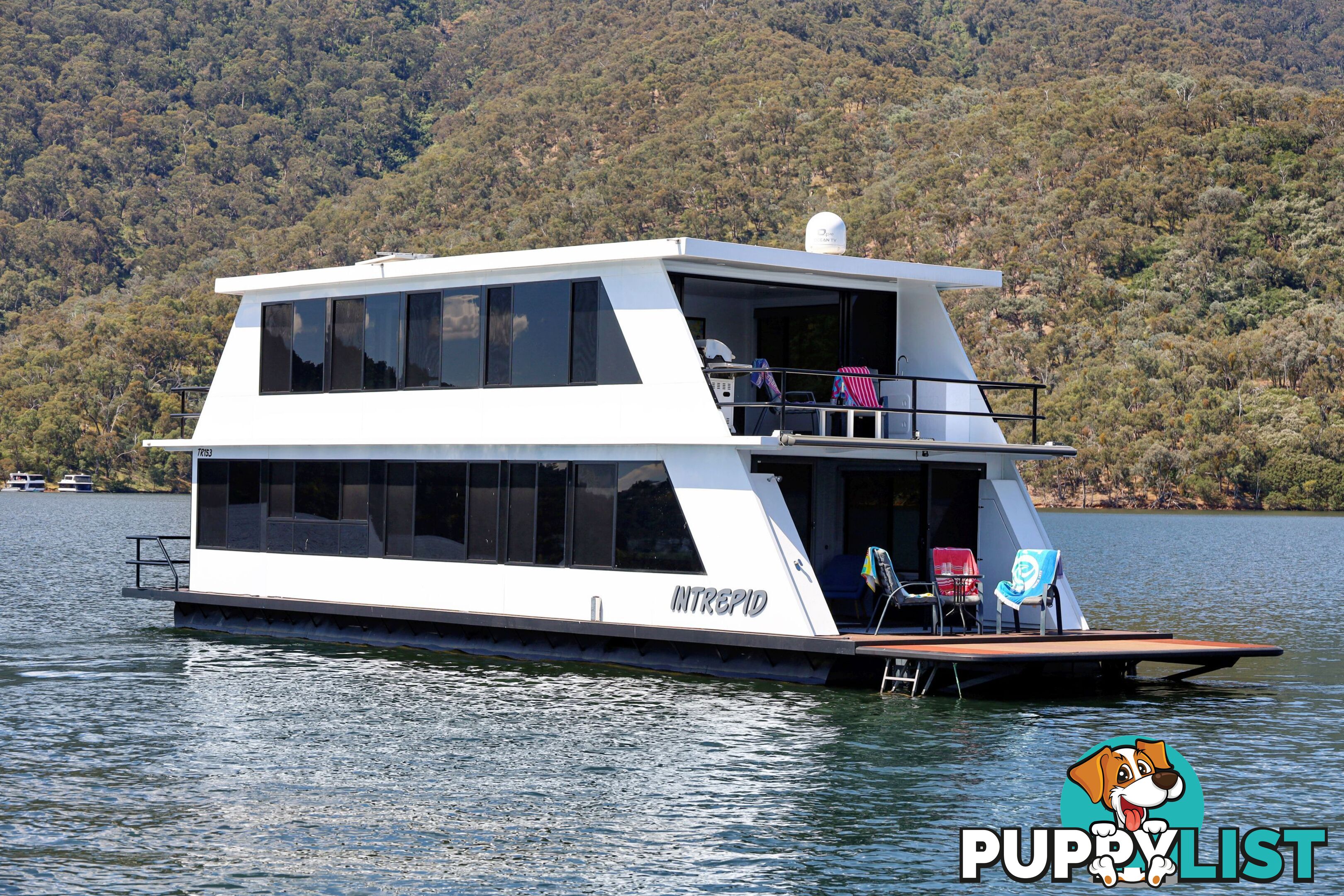 Intrepid Houseboat Holiday Home on Lake Eildon