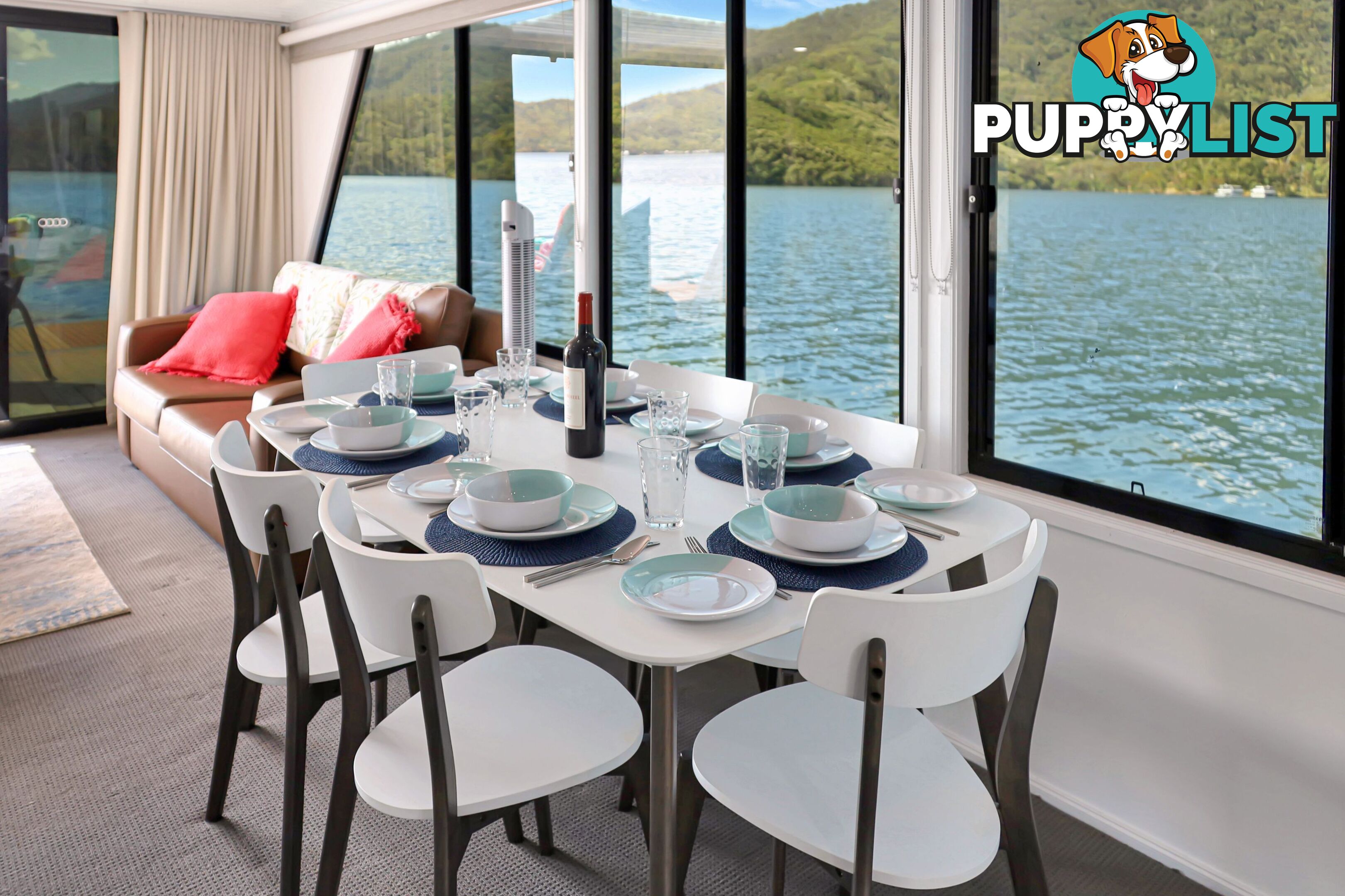 Intrepid Houseboat Holiday Home on Lake Eildon