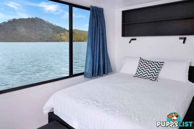 Intrepid Houseboat Holiday Home on Lake Eildon