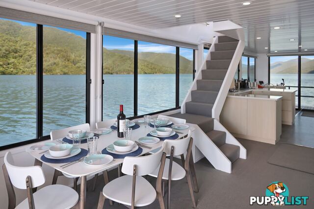 Intrepid Houseboat Holiday Home on Lake Eildon