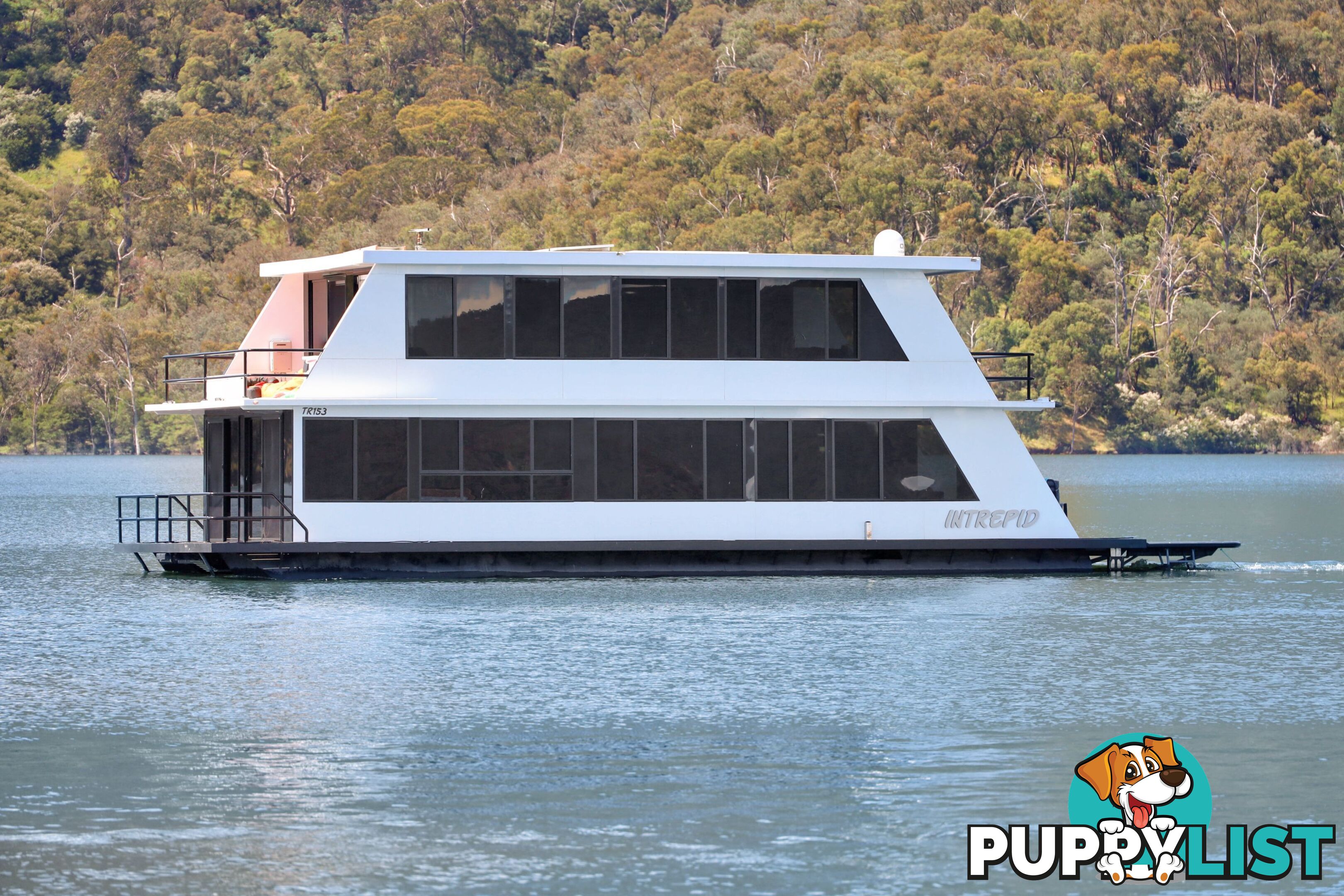 Intrepid Houseboat Holiday Home on Lake Eildon