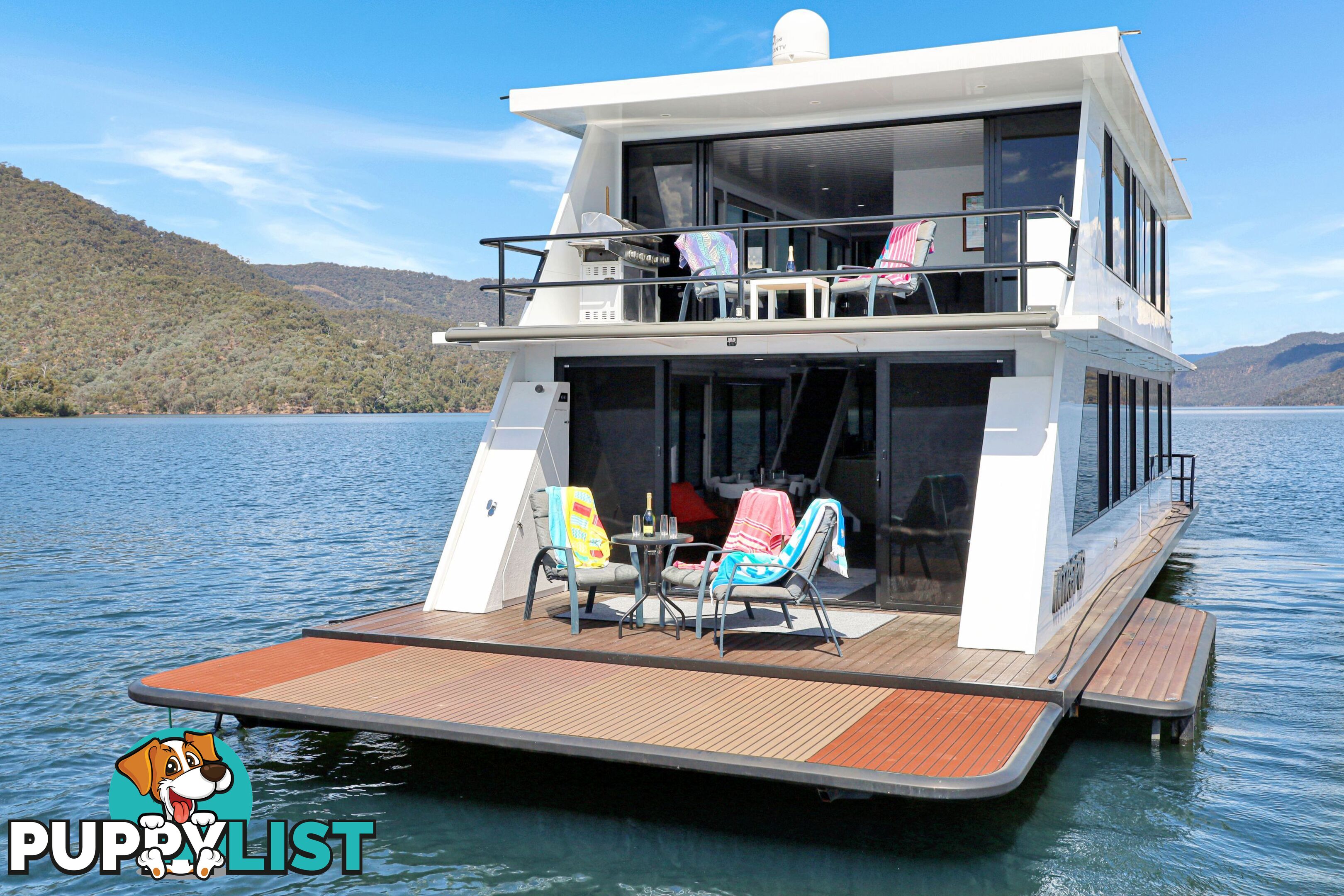 Intrepid Houseboat Holiday Home on Lake Eildon