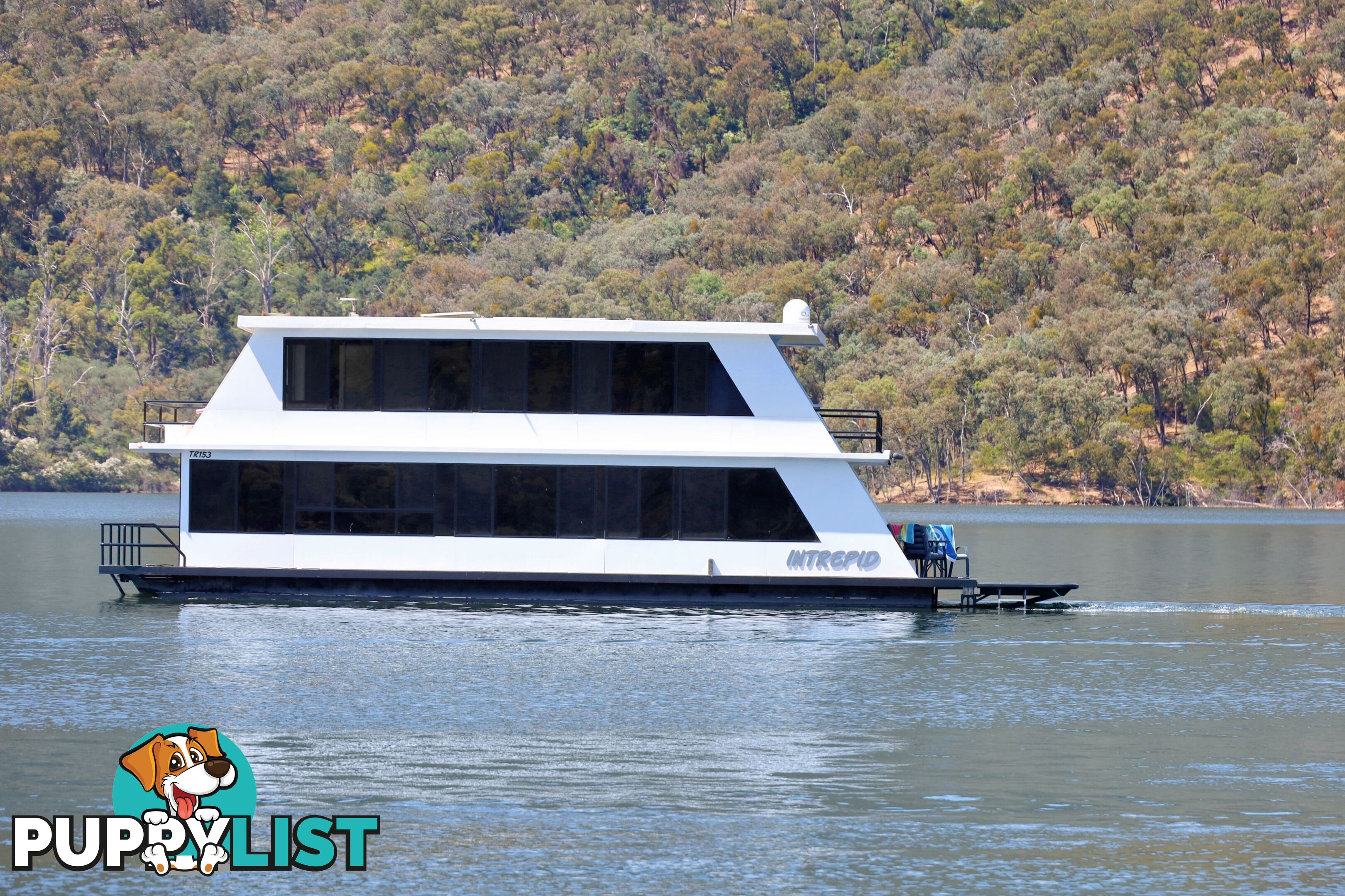 Intrepid Houseboat Holiday Home on Lake Eildon