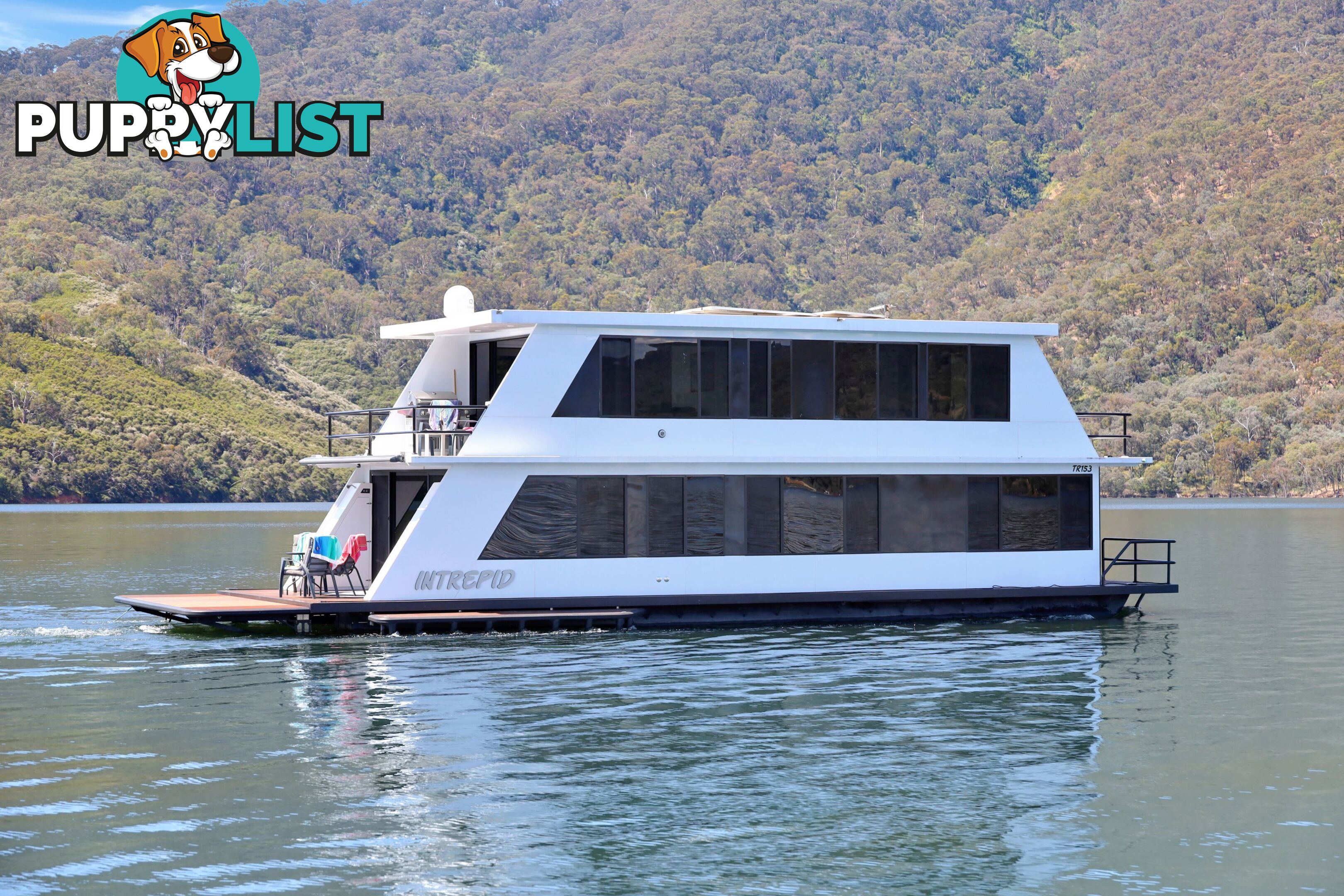 Intrepid Houseboat Holiday Home on Lake Eildon