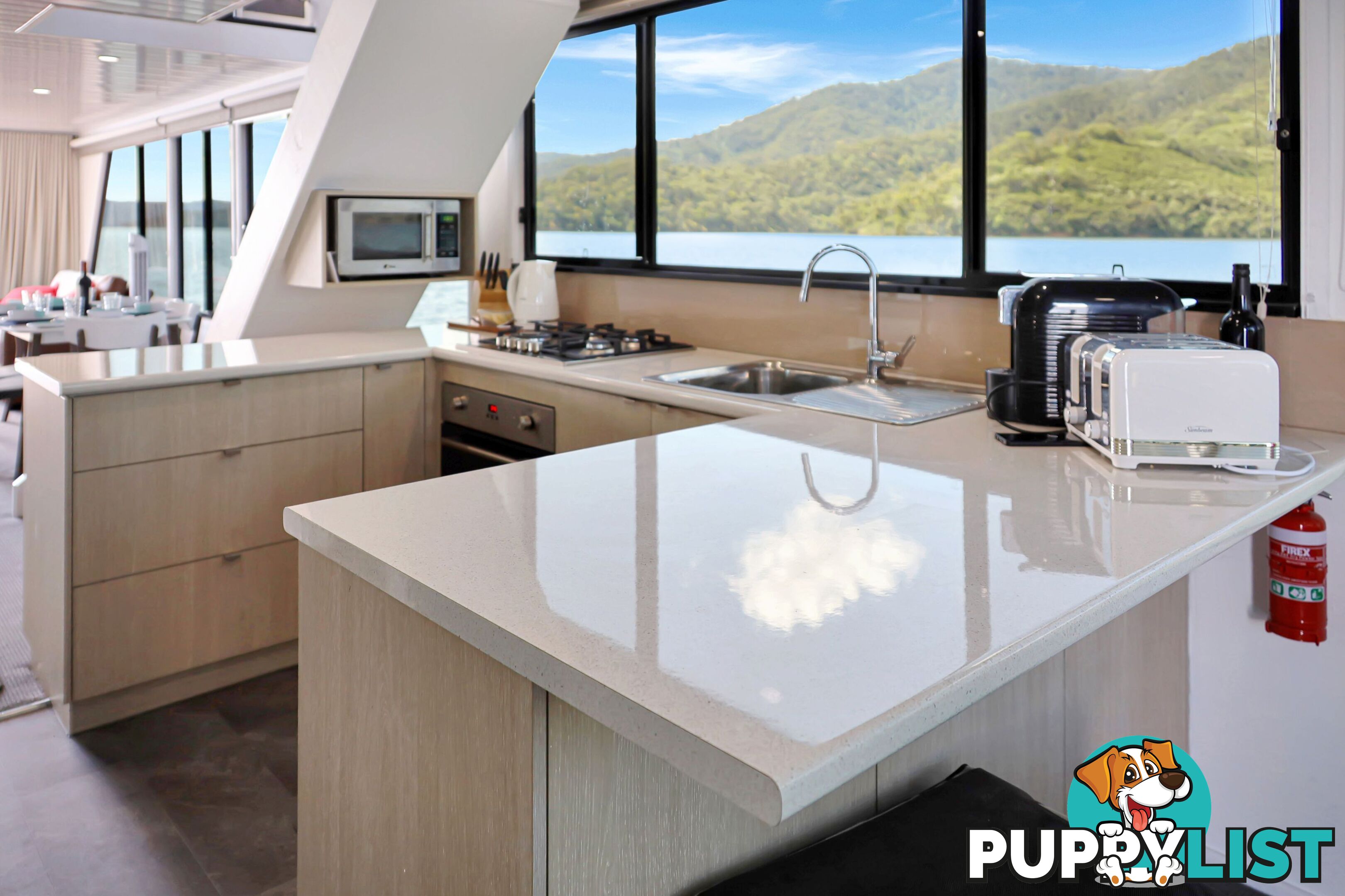 Intrepid Houseboat Holiday Home on Lake Eildon