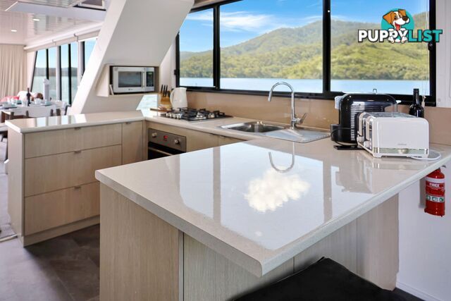 Intrepid Houseboat Holiday Home on Lake Eildon