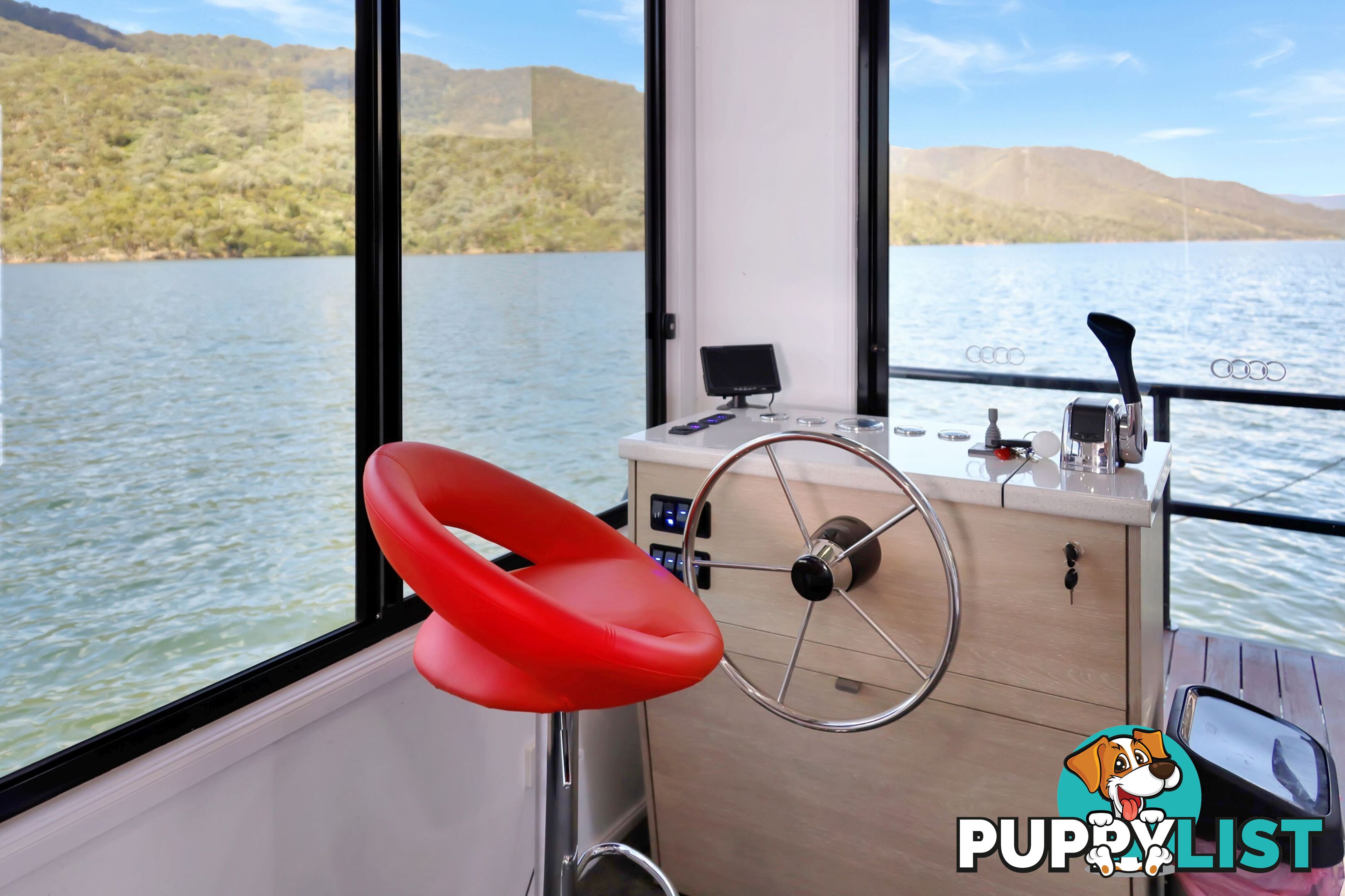 Intrepid Houseboat Holiday Home on Lake Eildon