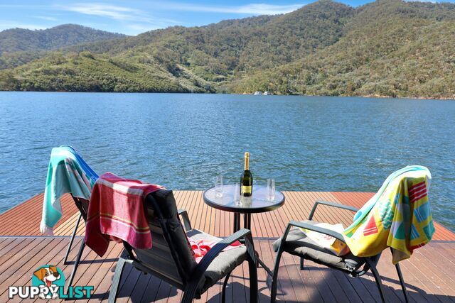 Intrepid Houseboat Holiday Home on Lake Eildon