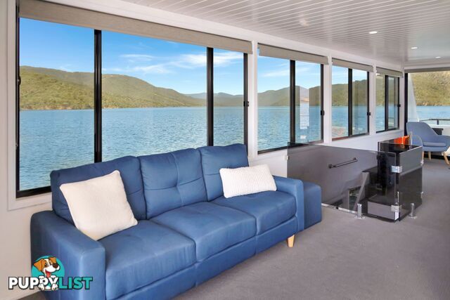 Intrepid Houseboat Holiday Home on Lake Eildon