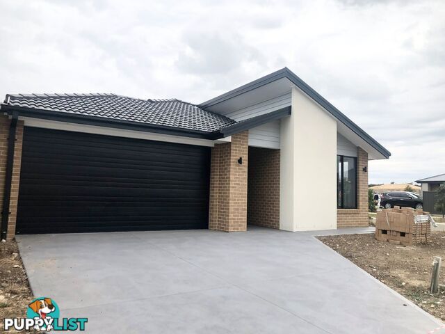 2 Rosella Way WALLAN VIC 3756